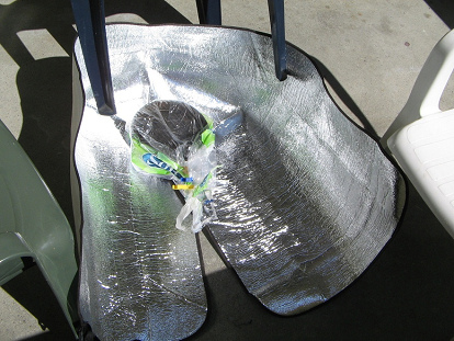 Cuisinire solaire avec un papier d'alu
                            et avec une casserole noire dans un
                            plastique transparent, Winterthour,
                            8-5-2008