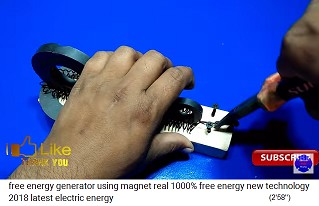 4. Die Drahtfeder wird um die Magnete gespannt, so dass sie alle Magnete berhrt, und dann mit dem freien Ende an der tiefen Mittelschraube befestigt