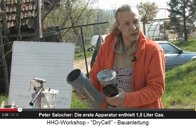 Peter Salocher zeigt
                        seine Apparatur, mit der er vor 3 Jahren 2011
                        begann, es entstand ein kleiner Gastank von 1,5
                        Liter Gas