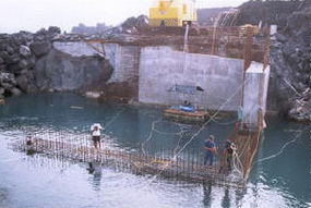 Wellenkraftwerk auf den Azoren auf der
                        Insel Pico im Bau