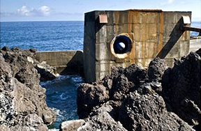 Wellenkraftwerk auf den Azoren auf der
                        Insel Pico, Rckansicht mit Turbine
