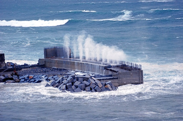 Das Wellenkraftwerk von Mutriku im Bau:
                        Die feuchte Luft der Brandung strmt durch die
                        noch offenen Turbinenlcher