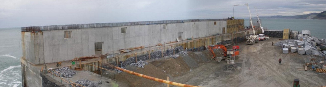Mutriku: Der Bau des Turbinenhauses, am rechten
              Ende werden noch die Mauern gegossen
