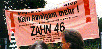 Demonstration
              1995 gegen die blinde und korrupte Bundesregierung, eines
              der Transparente gegen Amalgam