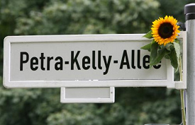 Petra-Kelly-Allee,
                            Strassenschild in Bonn