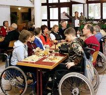 Rollstuhlpatienten mit Multipler
                              Sklerose (MS), z.B. in der
                              "reichen" Schweiz