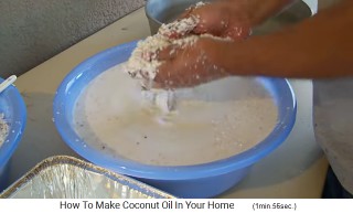 Die Kokosraspeln werden gewaschen, und so entsteht Kokosmilch