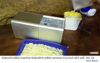 El aceite de coco se tamiza (paza el colador fino)