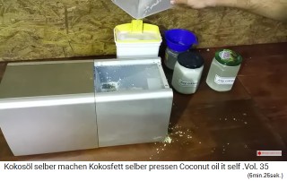 El aceite de coco se tamiza (pasa el colador fino) 02