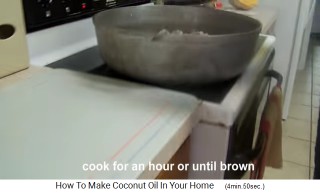 La crema de coco se hierve en una sartn