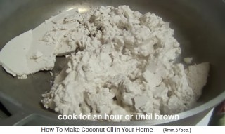 La crema de coco se hierve y se fre