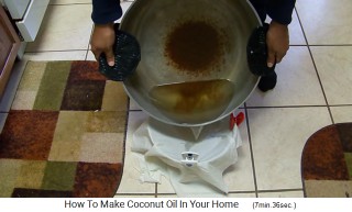 El aceite de coco se tamiza a travs de un pao limpio