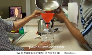 El aceite de coco se embotella en una botella