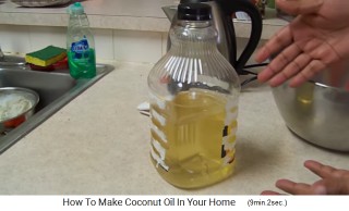 El aceite de coco en la botella