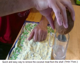 para que pueda drenar el agua de coco