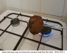 Der Kokosnuss werden die Haare abgebrannt 02