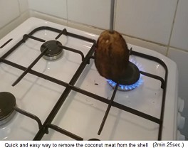 Der Kokosnuss werden die Haare abgebrannt 03