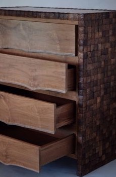 Cajonera de teca con azulejos de coco