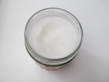 Aceite de
                              coco en un vaso abierto