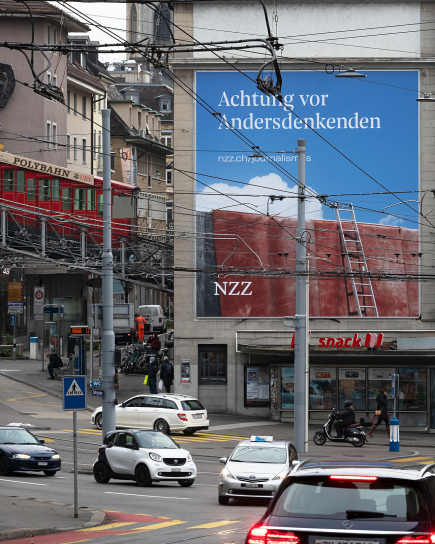 Antidemokratisches
                      Hetzplakat der NZZ am Central in Zrich 3.12.2020:
                      Das Plakat "Achtung vor Andersdenkenden"
                      suggeriert, wer die Wahrheit denkt, wrde eine
                      Mauer runterfallen, Zoom
