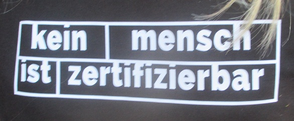 Demo Winterthur 18.9.2021: Ein
                    Aufdruck auf einem T-Shirt sagt klar: Kein Mensch
                    ist zertifizierbar