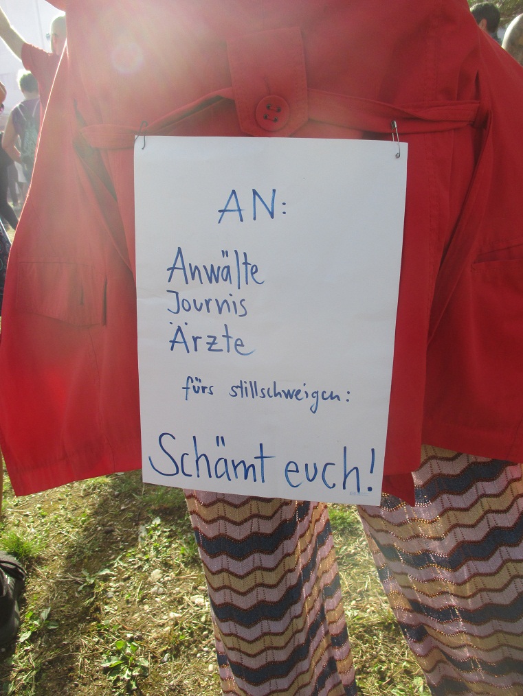 Demo in Uster 25.9.2021:
                    Plakat "An: Anwälte, Journalisten, Ärzte fürs
                    Stillschweigen: Schämt euch!"