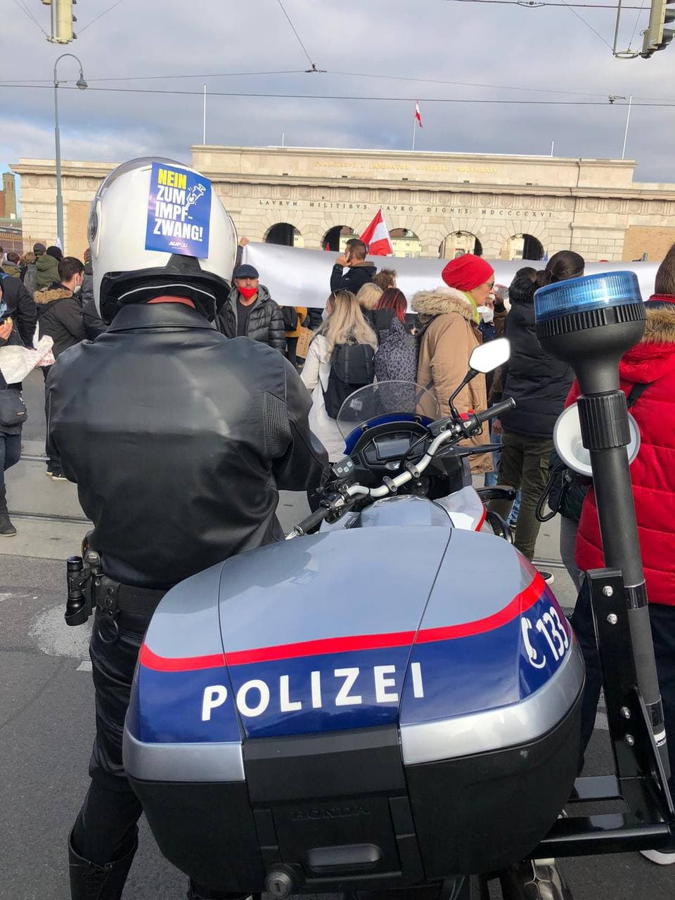 Widerstand der Polizei an
                    der Demo in Wien 20.11.2021: Polizist mit Kleber am
                    Helm "Nein zum Impfzwang"