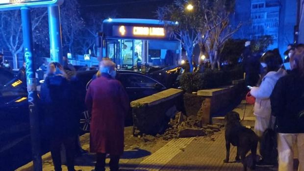 Vaccident
                  Madrid (Spanien) 3.2.2022: Busfahrer mit Ohnmacht
                  schiebt 14 Autos zusammen Un conductor de la EMT
                  pierde el conocimiento en plena ruta y choca contra 14
                  coches aparcados en San Blas