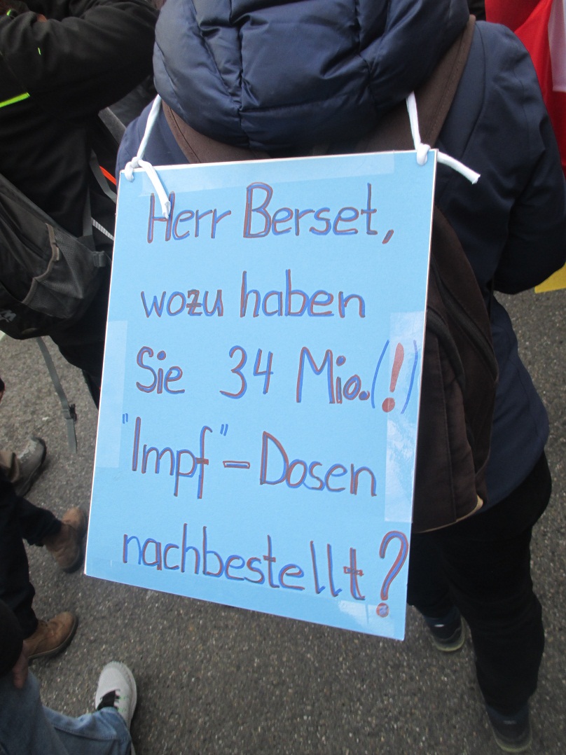 Demo in Zürich-Örlikon
                  19.2.2022 32: Plakat "Berset hat 34 Milliarden
                  Impfdosen nachbestellt"