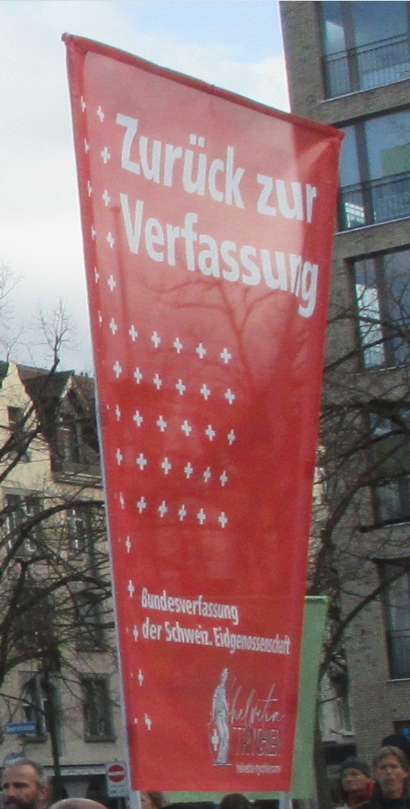 Demo in Zürich-Örlikon 19.2.2022 82:
                  Trychler-Fahne "Zurück zur Verfassung"