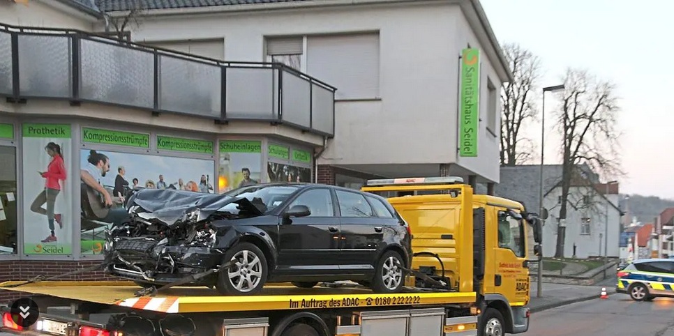 Verdacht Vaccident in Büren (NRW, 4R) am
                      6.3.2022: Mercedes-Fahrer mit gesundheitlichem
                      Problem - wird zum Geisterfahrer und knallt gegen
                      Audi: Frontalzusammenstoß nach Notfall am Steuer