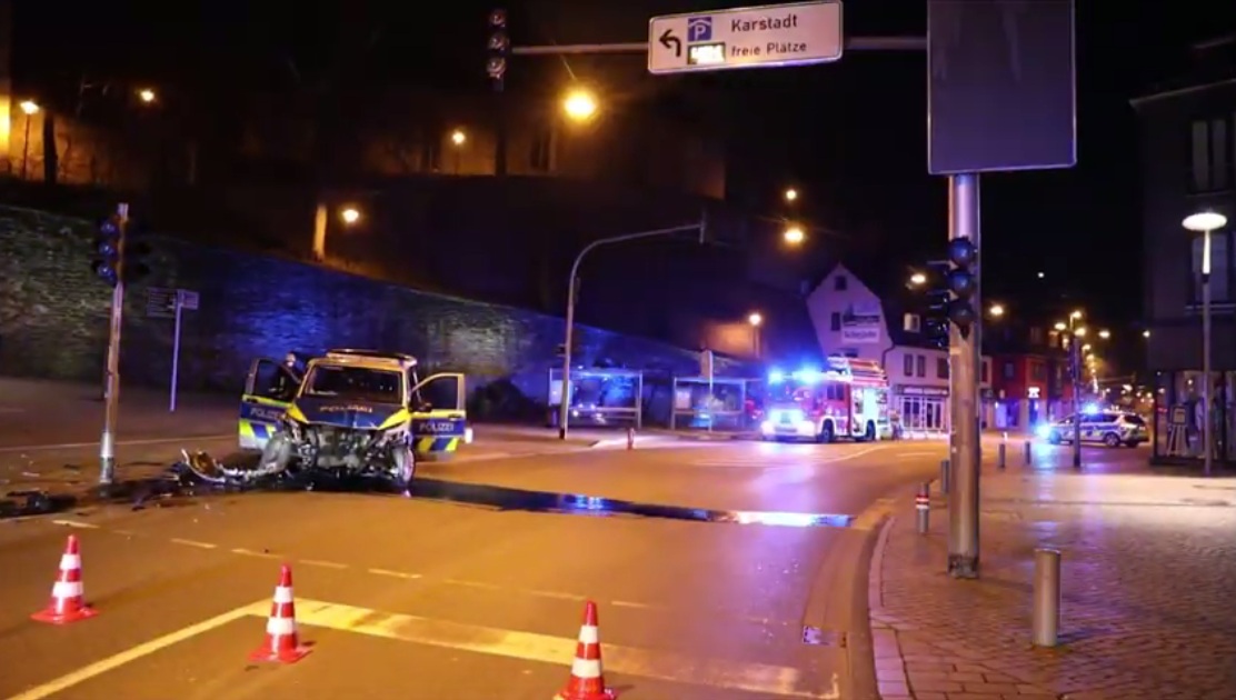 Video: Siegen 23.3.2022:
                        Polizeiauto geschrottet - Ampelpfosten ist
                        Schuld - Verdacht Vaccident (40'')