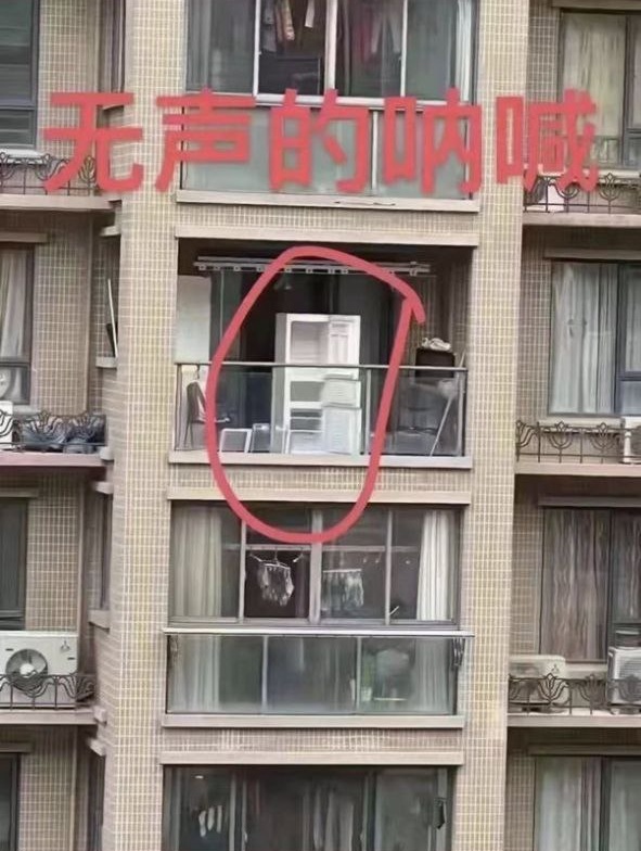 Krimineller
                    Lockdown in Shanghai 12.4.2022: Chinese demonstriert
                    gegen Hunger mit einem leeren Kühlschrank auf dem
                    Balkon