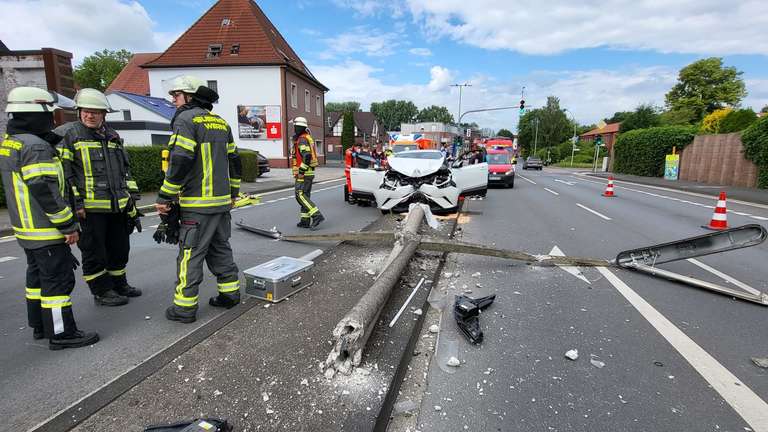Verdacht Vaccident in Werne (NRW - 4R)
                    12.6.2022: Autofahrer verliert Kontrolle - Laterne
                    flachgelegt: Unfall in Werne: Mann kracht gegen
                    Laterne - Rettungshubschrauber am Hansaring