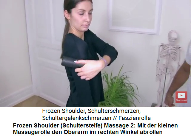 Frozen
                    Shoulder Video 2 Massage 2: Mit der kleinen
                    Massagerolle wird der Oberarm im rechten Winkel
                    gerade abgerollt