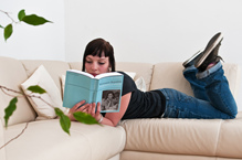 Den Unterleib und die Beckenregion sowie
                        den Ischiasnerv entspannen: 15 bis 30 Minuten
                        auf dem Bauch ein Buch lesen