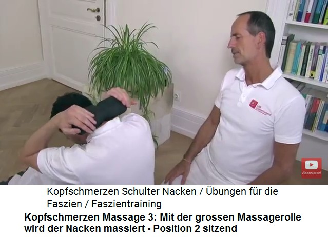 Kopfschmerzen Video 1
                        Massage 3: Sitzend wird mit der grossen
                        Massagerolle der Nacken massiert