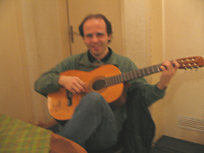Michael
              Palomino am 8.4.2008 im Caf Yucca in Zrich mit Gitarre:
              Der Heuschnupfen ging durch Erkenntnisse ber die grausame
              Familie weg