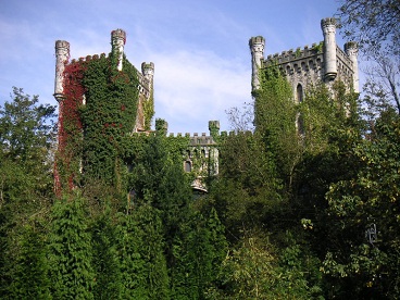 Oviedo (Spanien): Schloss mit Efeu