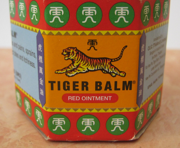 Die
                      Schachtel des Tigerbalsam mit dem Logo mit dem
                      orangen Tiger
