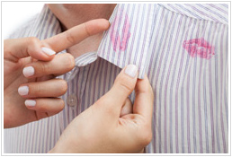 Lippenstift auf der Wsche, hier ein Hemd
                          [2] nach einem Angriff einer Spinner-Frau, die
                          die Kleidung des Mannes zerstrt