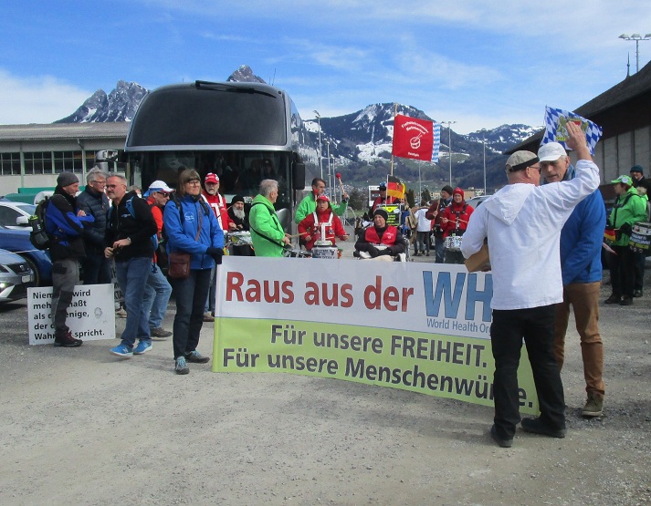 Plakat der
                  Freiheitstrommler: "Raus aus der WHO - fr unsere
                  FREIHEIT. Fr unsere Menschenwrde"