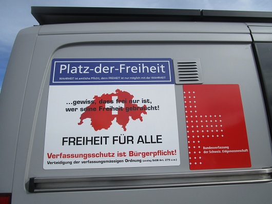 Van "Platz der
                Freiheit", das Schild mmit der Verfassung