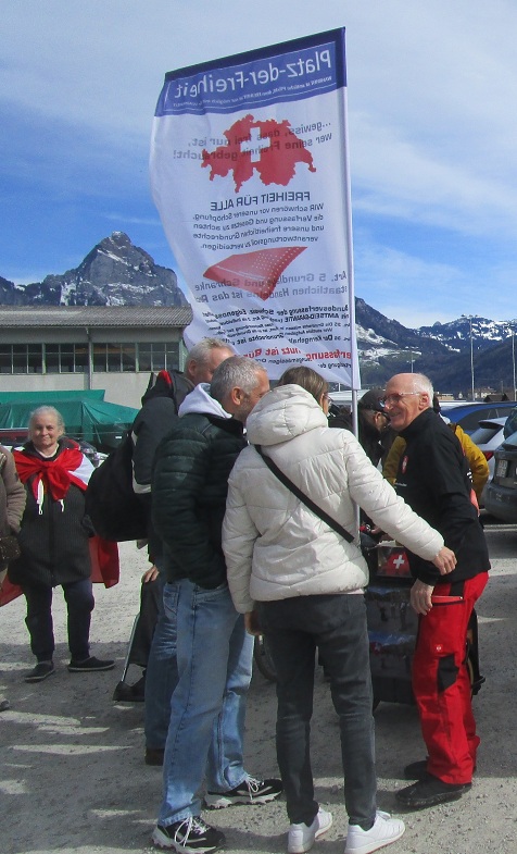 Albert
                  Knobel mit seiner Fahne "Platz der Freiheit"
                  und Bundesverfassung