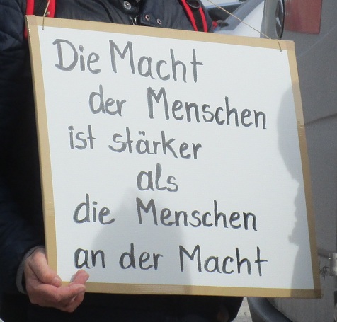 Plakat: "Die Macht der Menschen ist strker
                  als die Menschen an der Macht", Zoom