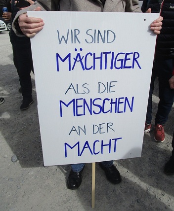 Plakat: "Wir
                  sind mchtiger als die Menschen an der Macht"