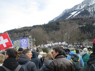 Demo Brunnen 9.3.2024,
                  die Freiheitstrychler auf der Kanalbrcke 02