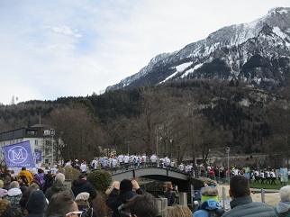 Demo Brunnen 9.3.2024,
                  die Freiheitstrychler auf der Kanalbrcke 03