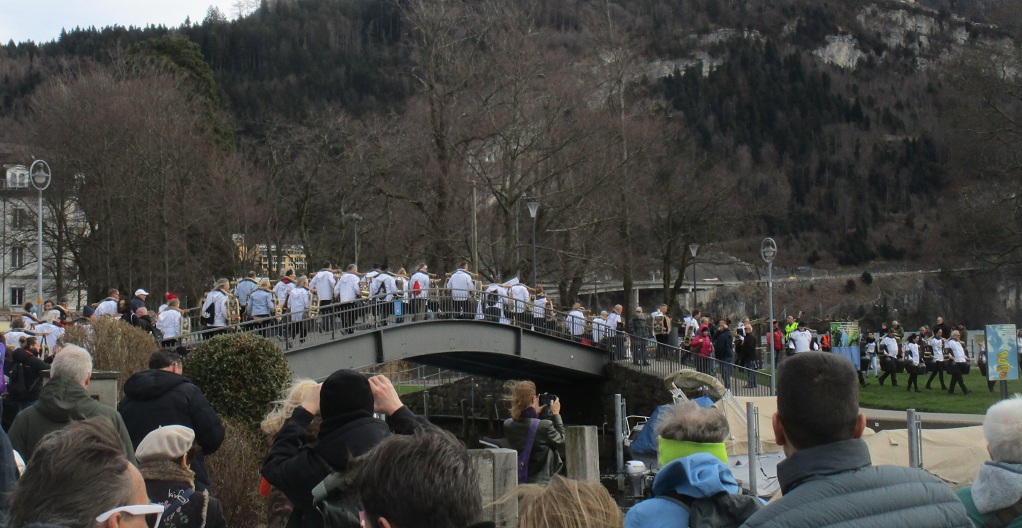 Demo Brunnen 9.3.2024,
                  die Freiheitstrychler auf derKanalbrcke Zoom