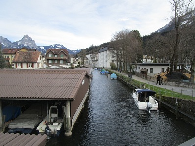 Kanal
                  in Brunnen Sicht dorfeinwrts